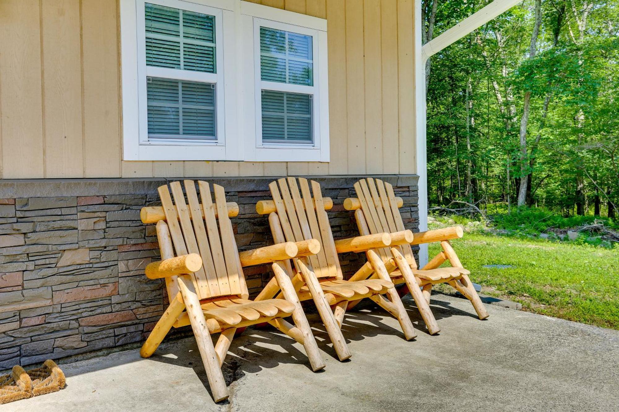 Secluded Poconos Cabin With Fire Pit On 75 Acres! إيست سترودسبورغ المظهر الخارجي الصورة