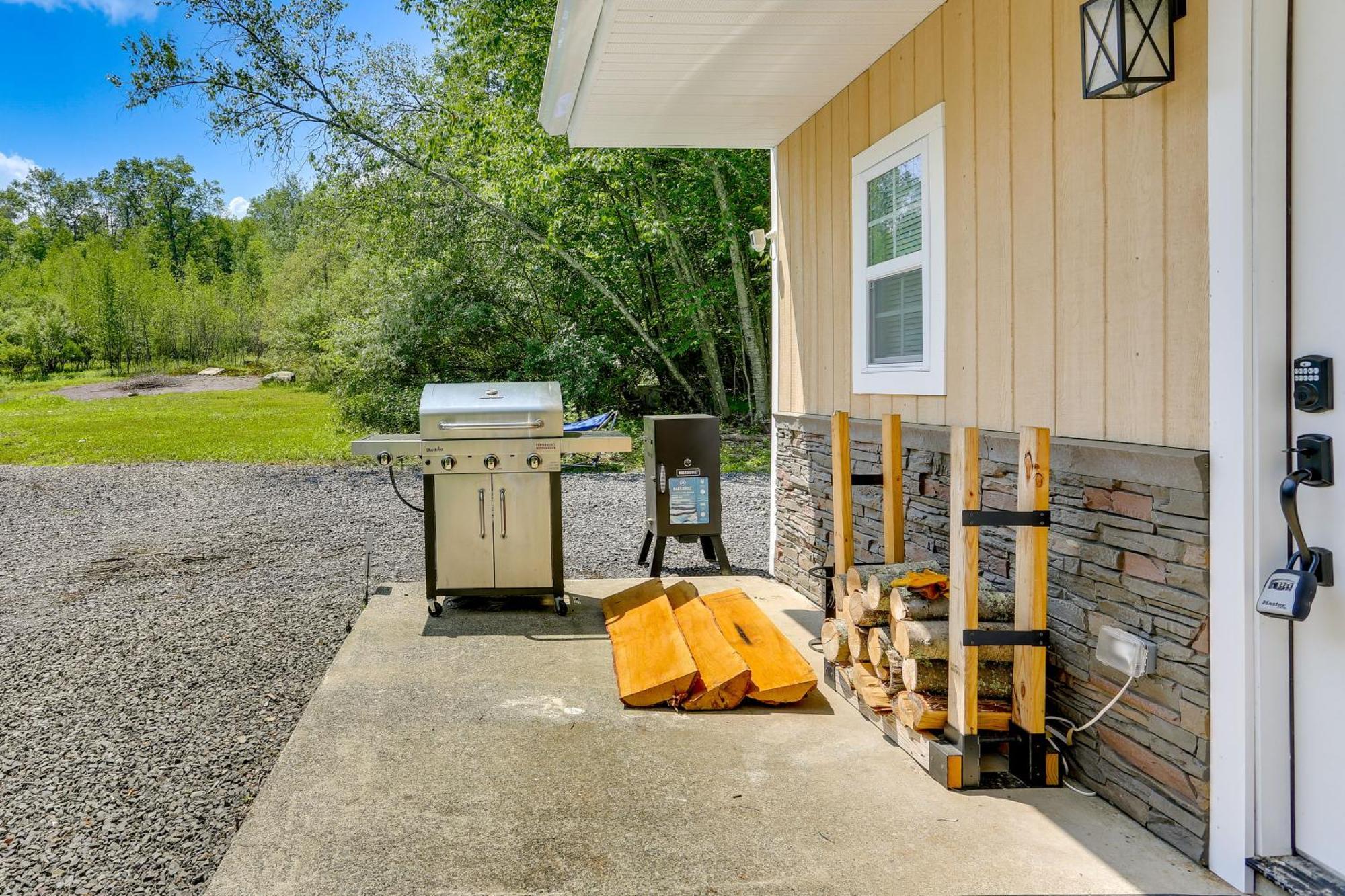 Secluded Poconos Cabin With Fire Pit On 75 Acres! إيست سترودسبورغ المظهر الخارجي الصورة