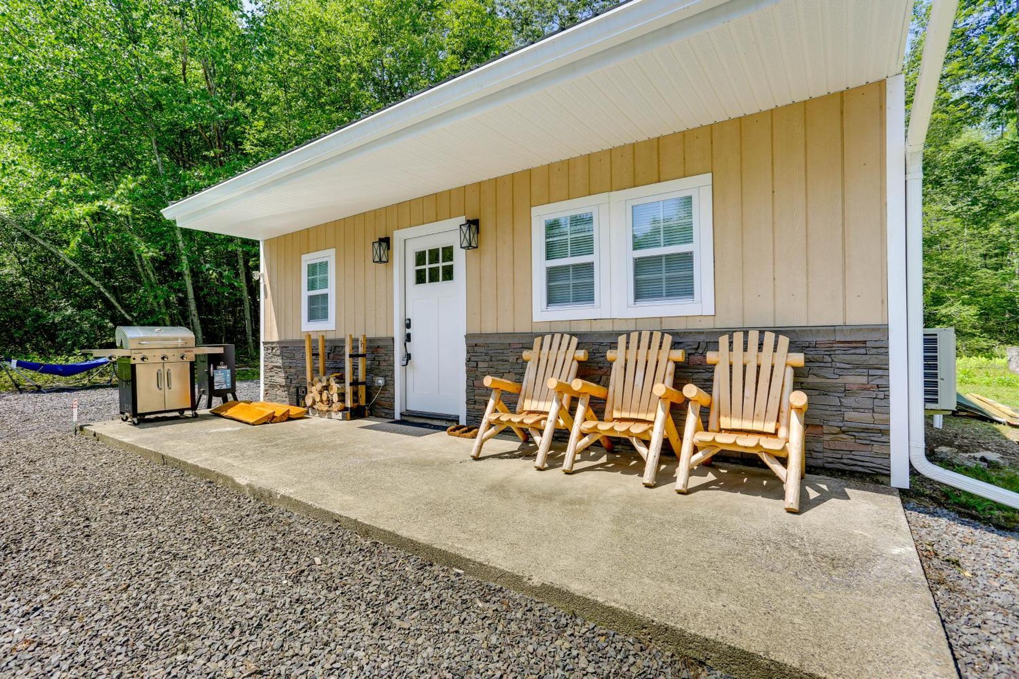 Secluded Poconos Cabin With Fire Pit On 75 Acres! إيست سترودسبورغ المظهر الخارجي الصورة