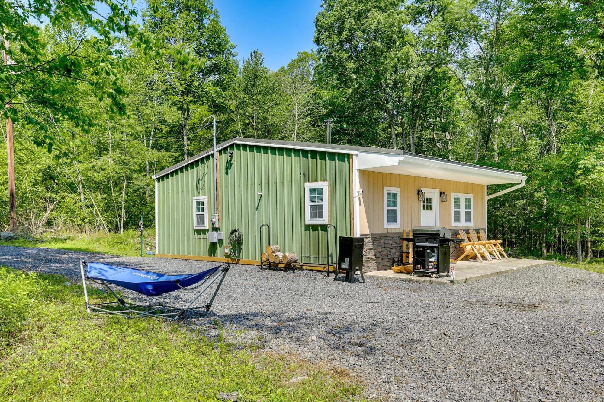 Secluded Poconos Cabin With Fire Pit On 75 Acres! إيست سترودسبورغ المظهر الخارجي الصورة