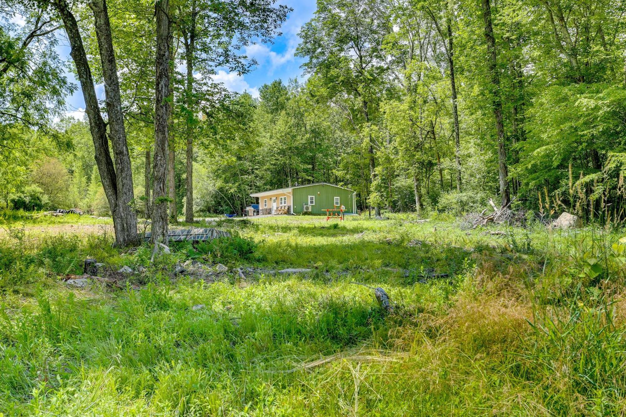 Secluded Poconos Cabin With Fire Pit On 75 Acres! إيست سترودسبورغ المظهر الخارجي الصورة